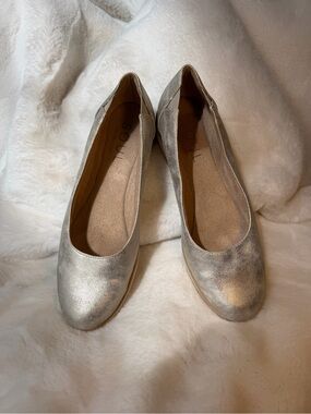 SOUL Naturalizer Gold Metallic Ballet Flats with White Wedge Size 9